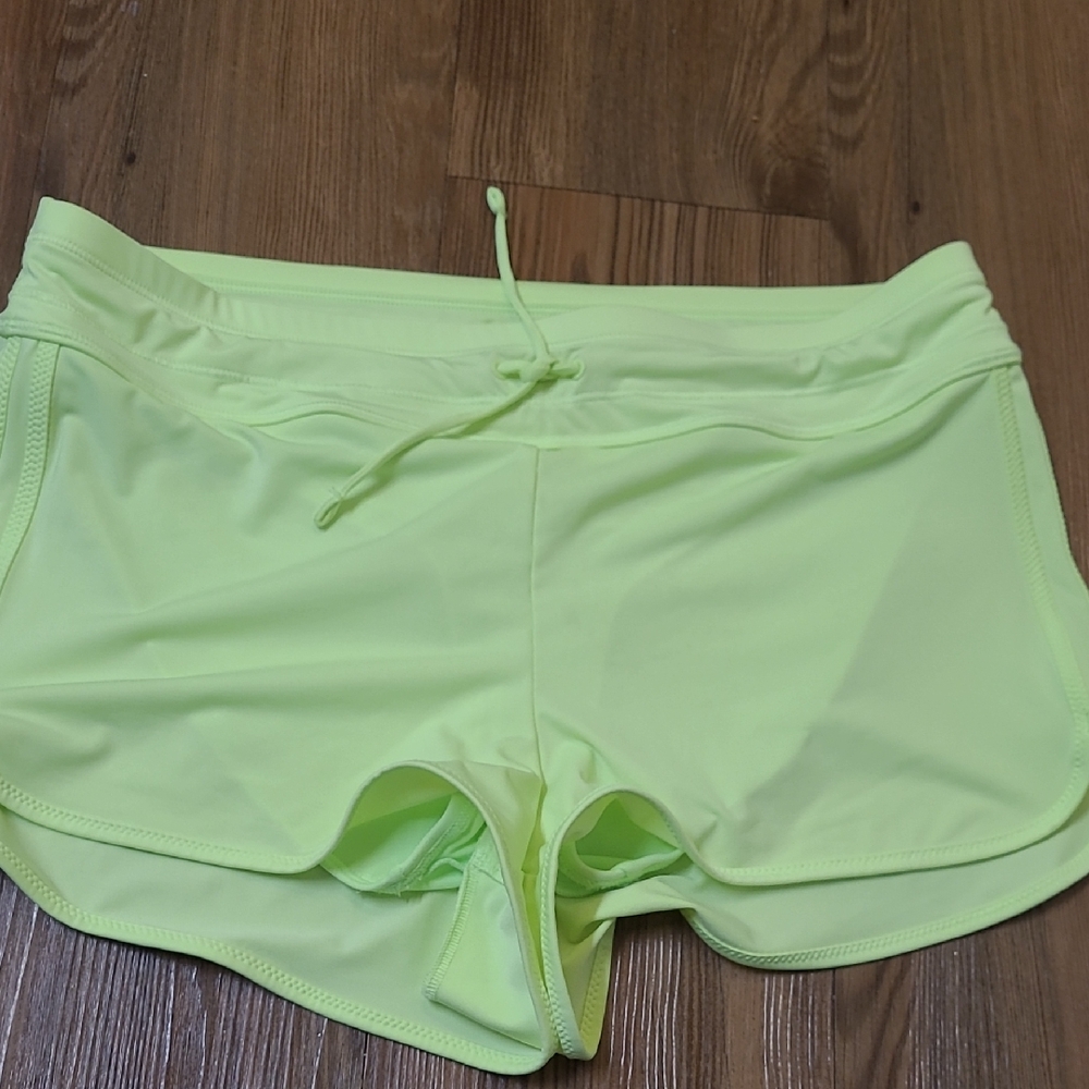 Athleta Lime Green Activewear Shorts for women zise m.‎